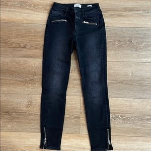 Skinny jeans with zippers